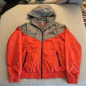 Nike men’s windbreaker with hood